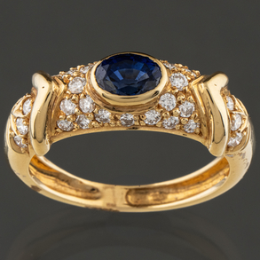 Ring in 18kt yellow gold with central sapphire and diamonds