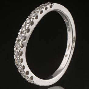 Ring in 18kt white gold with brilliant-cut diamond band