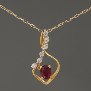 Chain with ruby and brilliant pendant in 18kt yellow gold.