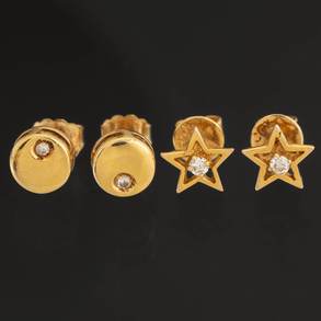 Conjunto de dos parejas de pendientes en oro amarillo de 18kt en forma de estrella y forma circular con brillante.