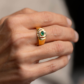 Ring in 18kt yellow gold with central cabochon cut emerald with two brilliants on the sides.