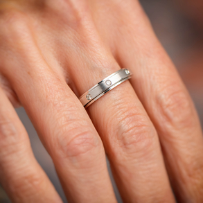 Ring in 18kt white gold with eight diamonds.