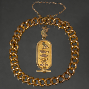 Conjunto de pulsera de eslabones y colgante en forma de cartucho egipcio en oro amarillo de 18kt.