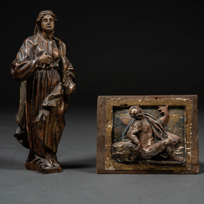 Set of carved and polychrome wood relief from the XVI century and round sculpture of the Virgin in carved and polychrome wood from the XVII century.