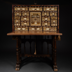 Salmantino Bargueño in walnut wood, bone and carved and gilded wood of the XVII century.