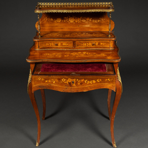 Secretaire francés estilo Luís XV en madera de nogal y limoncillo con profusa marquetería floral y aplicaciones en bronce dorado.