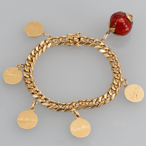 Link bracelet in 18kt yellow gold with five medals and a seed.