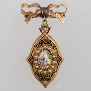 18kt yellow gold pendant with enamel plaque and pearls.