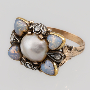 Ring in 18kt yellow gold with opals and Japanese pearl