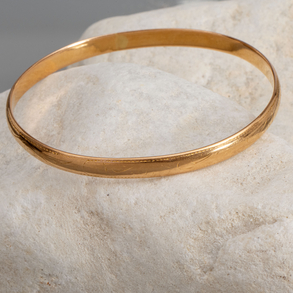 Rigid bracelet in 18k yellow gold with engraved decoration.