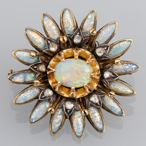 Flower shaped brooch in 18kt yellow gold with central opal and antique cut diamonds.