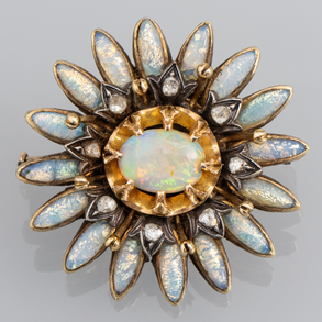 Broche en forma de flor en oro amarillo de 18kt con ópalo central orlado de brillantes talla antigua.