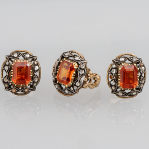 Set of ring and pair of earrings in 18kt yellow gold and silver views with orange rectangular stone.