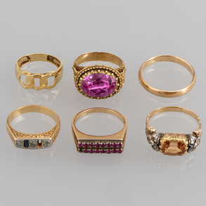 Conjunto de cinco anillos y un anillo alianza en oro amarillo de 18 kt.