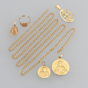 Conjunto de cuatro medallas, un anillo y una cadena de eslabones sin cierre en oro amarillo de 18 kt.
