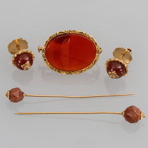 Set of two pins in 18kt yellow gold and aventurine, brooch and pair of earrings in 18kt yellow gold and agate