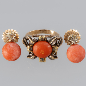 Conjunto de anillo y pareja de pendientes en oro amarillo de 18kt con coral.