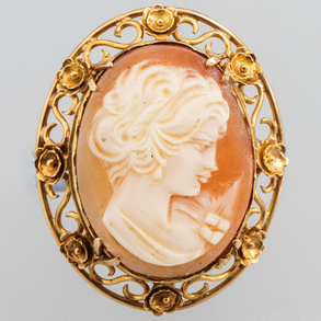 Cameo in agate with 18kt yellow gold setting.