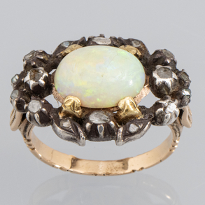 Ring in 18kt yellow gold with central opal