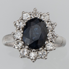 Ring in 18kt white gold with brilliant-cut diamonds and a sapphire