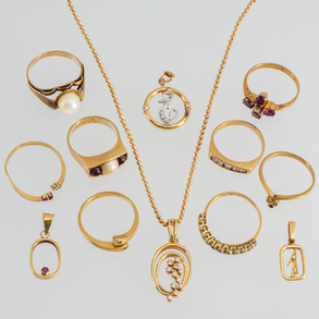Conjunto de ocho anillos, 3 colgantes y cadena con colgante en oro amarillo de 18kt.