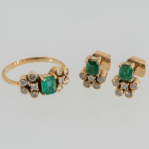 Ring and earrings set in 18kt yellow gold with emerald and diamonds.