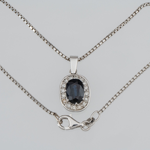 18kt white gold chain with a sapphire pendant with brilliant-cut diamonds.
