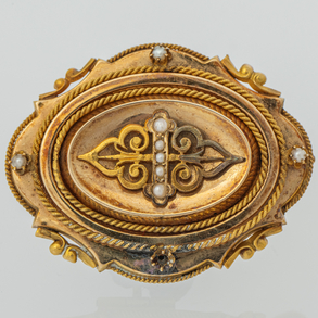 Broche antiguo francés en oro amarillo de 18 kt con perlas.