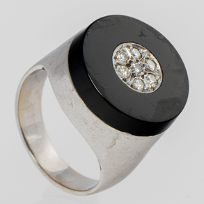 Ring in 18kt white gold with black enamel and diamonds.