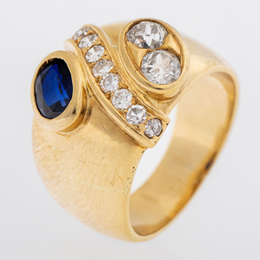 18kt yellow gold ring with diamonds and sapphire