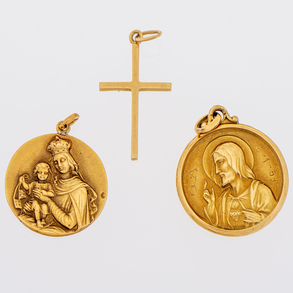 Set of two medals of the virgin with child and latin cross in 18kt yellow gold.
