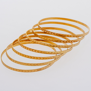 Set of seven rigid bracelets in 18kt yellow gold with engraved decoration.