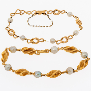 Set of two bracelets in 18 Kt yellow gold and pearls.