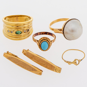 Conjunto de cuatro anillos en oro amarillo e 18 Kt con perla japonesa y turquesa y dos alfileres en oro amarillo de 18 Kt.