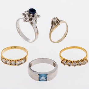 Set of five rings, two in yellow gold and three in 18kt white gold.