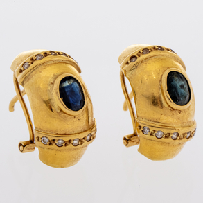 Pair of earrings in 18kt yellow gold with blue crystals.