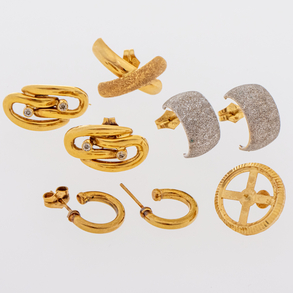 Set of three pairs of earrings in white gold and yellow gold and two loose earrings in 18kt yellow gold.