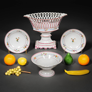Set of four fruit bowls in enameled porcelain and different fruits of the twentieth century.