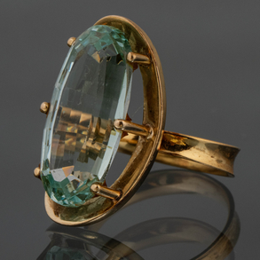 18kt yellow gold shuttle ring with green stone.