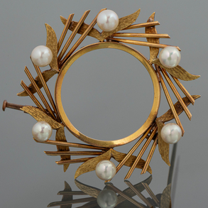 Crown-shaped brooch in 18kt yellow gold with six cultured pearls.