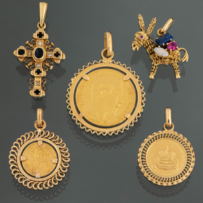 Set of five pendants in 18kt yellow gold.