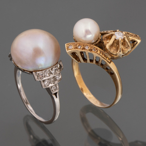 Set of two rings in 18kt white gold and 18kt yellow gold with cultured pearl and Japanese pearl with diamonds.