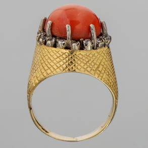 Ring in 18kt yellow gold with red coral in the centre.