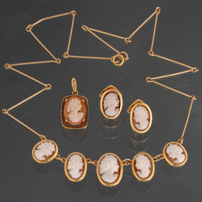 Set of choker, pair of earrings and pendants in 18kt yellow gold and agate cameos.