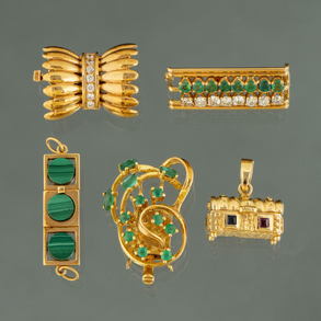 Set of three clasps and two pendants in 18kt yellow gold with emeralds.