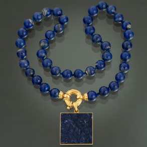 Lapis lazuli stone bead necklace with pendant in 18kt yellow gold.