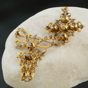 Set of bow brooch and antique cross pendant in 18kt yellow gold with antique cut diamonds.