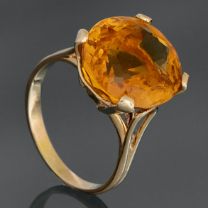 Ring in kt yellow gold with central yellow topaz.