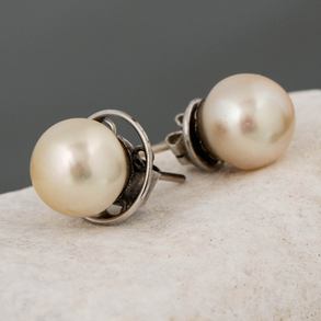 Pair of earrings in 18kt white gold with 1cm cultured pearl.