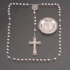 Set of Peruvian silver tray and ball rosary with silver crucifix, 20th century.